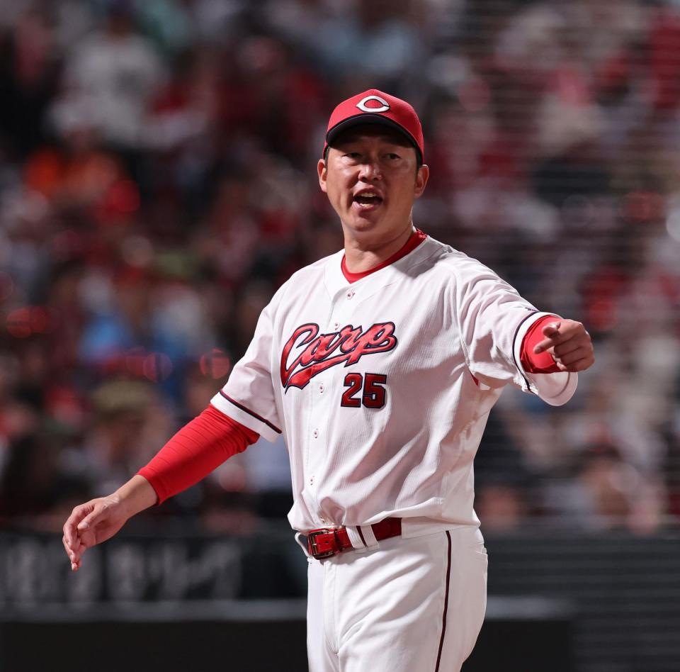 　６回の攻撃を終え、選手交代を告げる新井監督（撮影・市尻達拡）