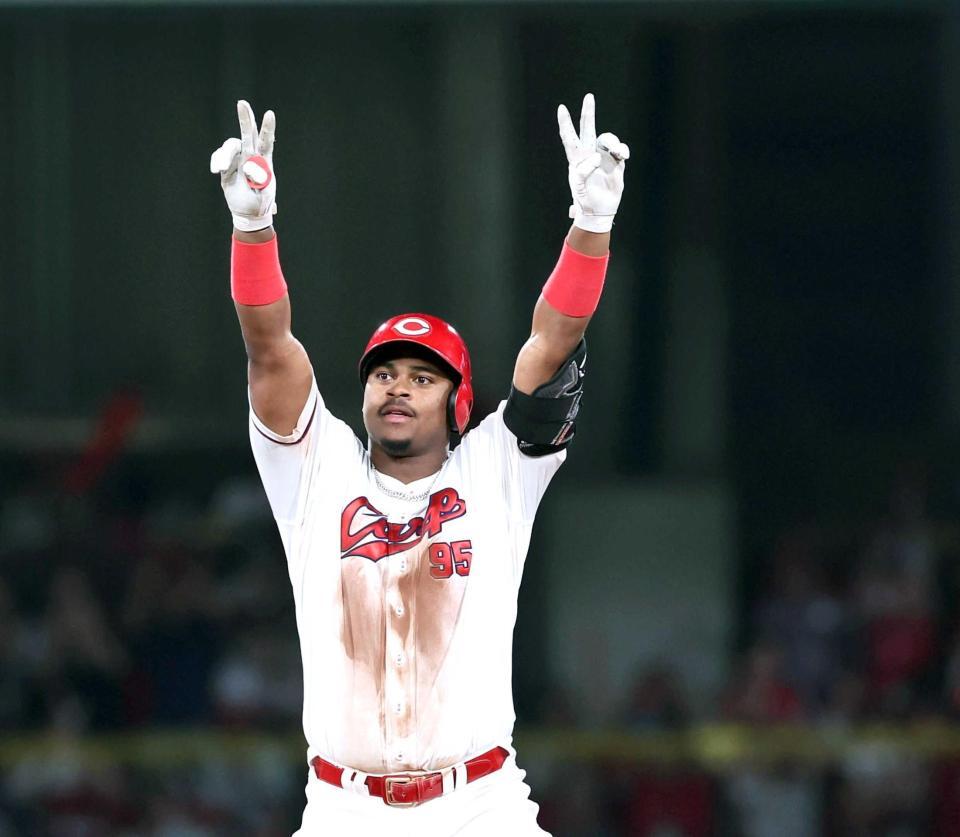 　ベンチへポーズをとるモンテロ