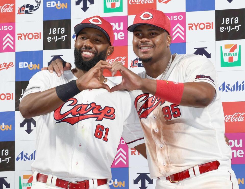 　お立ち台でポーズを決めるファビアンとモンテロ（撮影・市尻達拡）