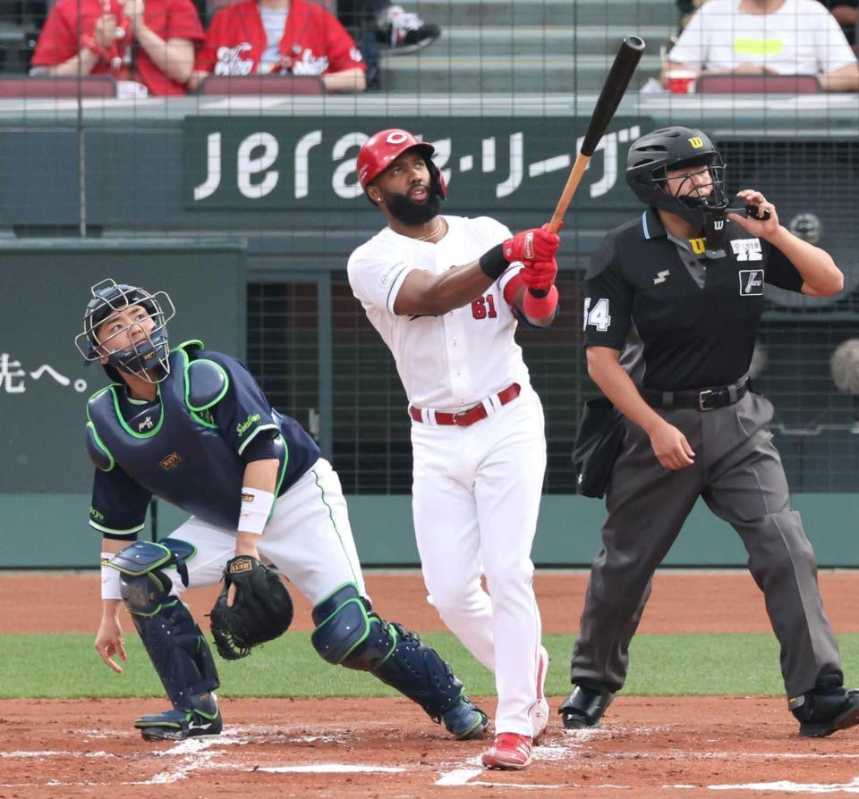 　１回、左越えソロを放つファビアン