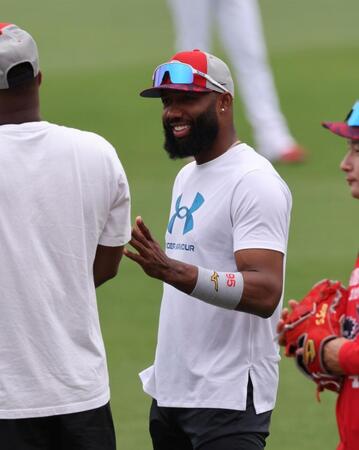 　モンテロらと談笑するファビアン（撮影・市尻達拡）