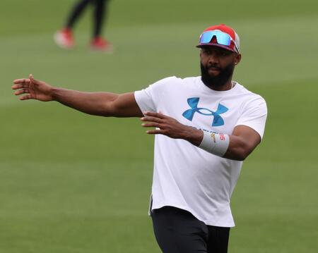 　ウオーミングアップをするファビアン（撮影・市尻達拡）