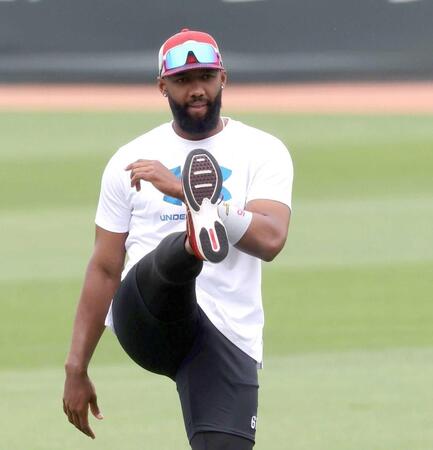 　雨天中止となり、調整するファビアン（撮影・市尻達拡）