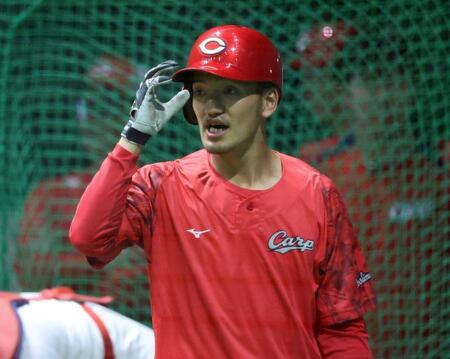 　打撃練習を終え、あいさつする矢野（撮影・市尻達拡）