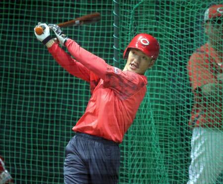 　打撃練習をする矢野（撮影・市尻達拡）
