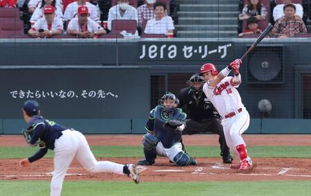 ２回、小川からプロ初安打となる右翼線への二塁打を放つ佐々木（撮影・市尻達拡）