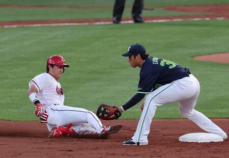 　２回、プロ初安打となる右翼線への二塁打を放ち、二塁へ滑り込む佐々木（撮影・市尻達拡）