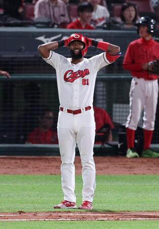 ５回、会心の当たりが風で戻されて左飛となり、頭を抱えるファビアン（撮影・市尻達拡）