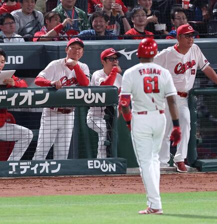 　５回、ファビアン（６１）の会心の当たりが風で戻されて左飛となり、悔しそうな表情の新井監督（左端）＝撮影・市尻達拡