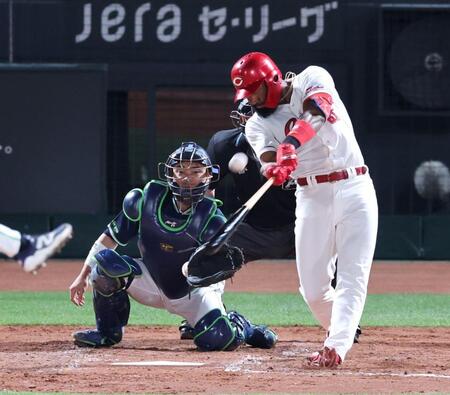 　５回、左翼へ会心の当たりを放つファビアンだったが…（撮影・市尻達拡）