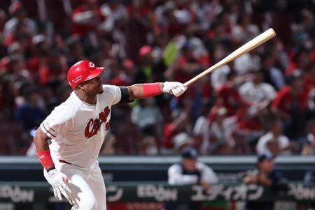 　８回、右中間へ同点の適時二塁打を放つモンテロ（撮影・市尻達拡）