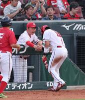 ２回、プロ初安打となる右翼線への二塁打を放ち、新井監督（左）と握手する佐々木（撮影・市尻達拡）