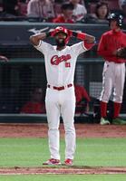 ５回、会心の当たりが風で戻されて左飛となり、頭を抱えるファビアン（撮影・市尻達拡）