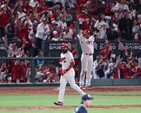 　５回、左翼へ会心の当たりを放ち、サク越えを確信するファビアンだったが…（撮影・市尻達拡）