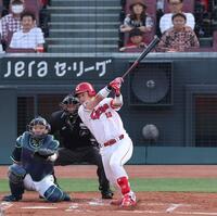 ２回、小川からプロ初安打となる右翼線への二塁打を放つ佐々木（撮影・市尻達拡）