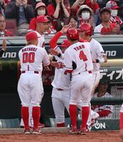 ２回、プロ初安打となる右翼線への二塁打を放ち、羽月（００）から記念球を受け取る佐々木（右）＝撮影・市尻達拡