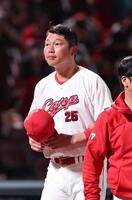 引き分け後、ファンにあいさつする新井監督（撮影・市尻達拡）