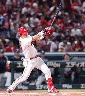 　６回、中前打を放つ佐々木（撮影・市尻達拡）