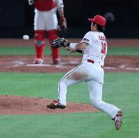 　４回、北村拓の打球をさばき、三ゴロとする佐々木（撮影・市尻達拡）