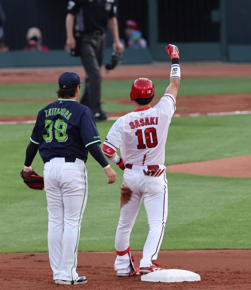 　２回、プロ初安打となる右翼線への二塁打を放ち、拳を突き上げる佐々木（右）＝撮影・市尻達拡