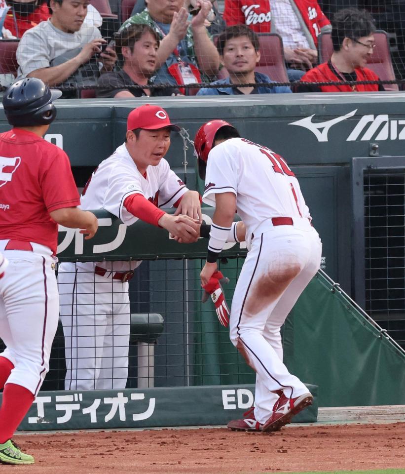 ２回、プロ初安打となる右翼線への二塁打を放ち、新井監督（左）と握手する佐々木（撮影・市尻達拡）