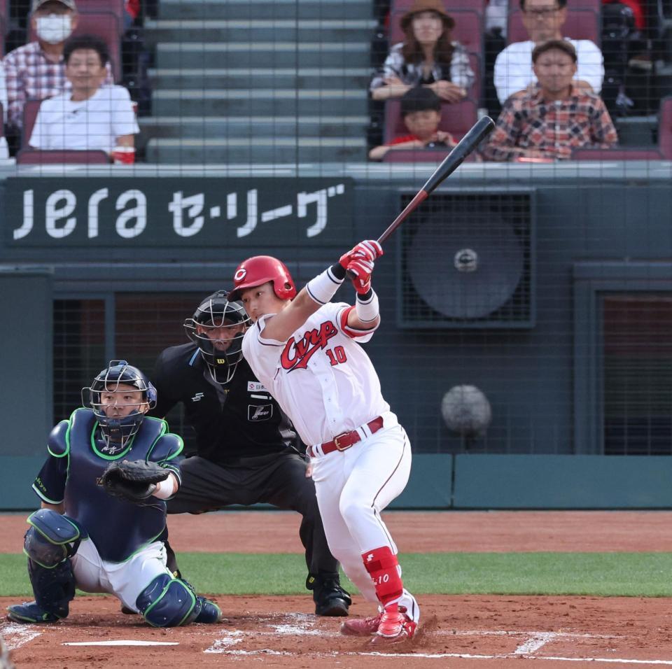 ２回、小川からプロ初安打となる右翼線への二塁打を放つ佐々木（撮影・市尻達拡）