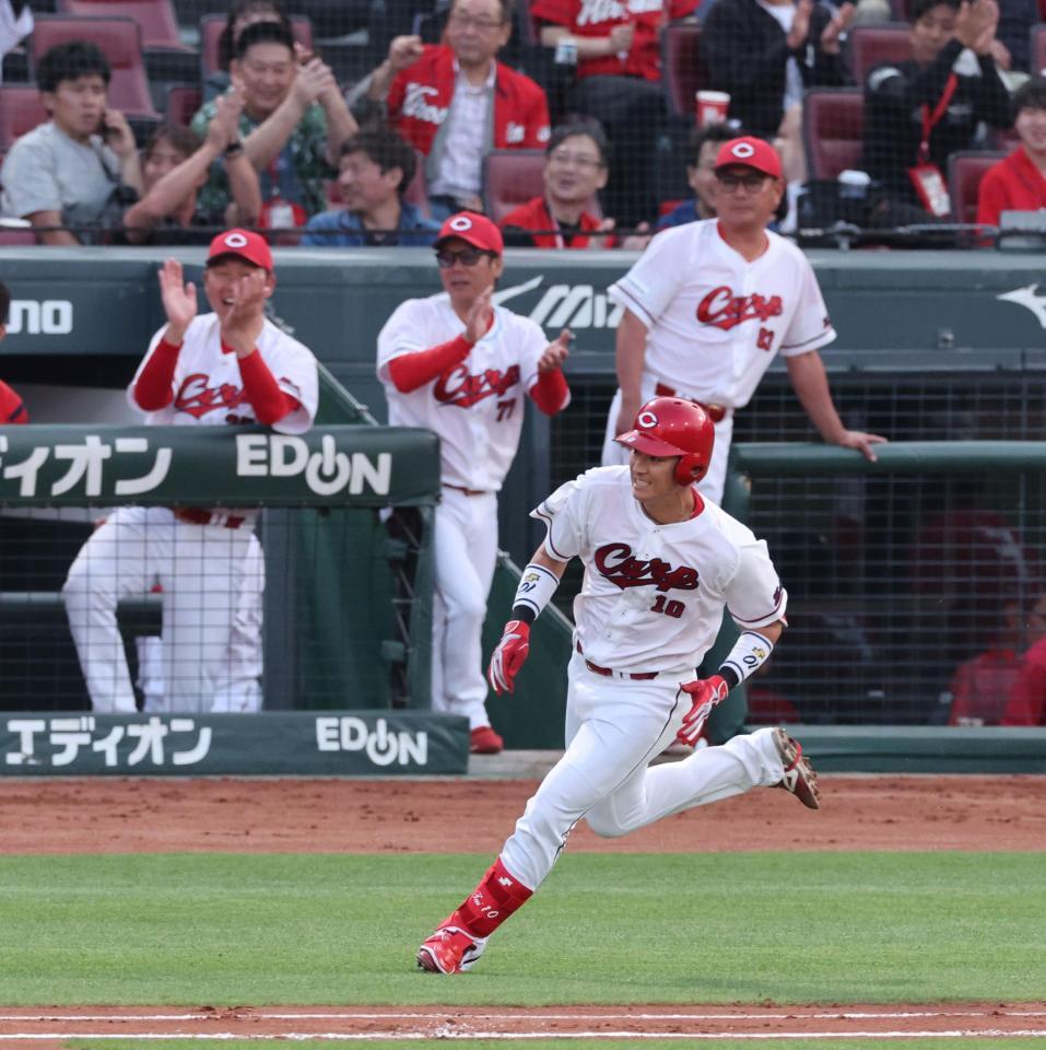 ２回、プロ初安打となる右翼線への二塁打を放つ佐々木（撮影・市尻達拡）