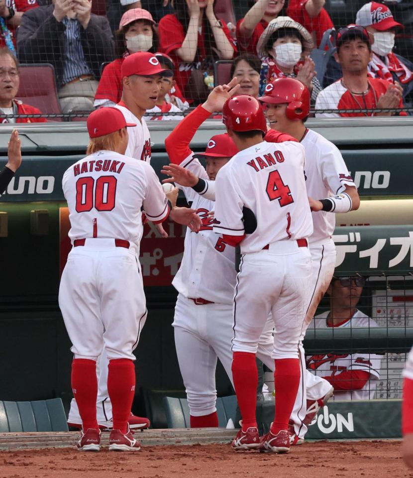 ２回、プロ初安打となる右翼線への二塁打を放ち、羽月（００）から記念球を受け取る佐々木（右）＝撮影・市尻達拡