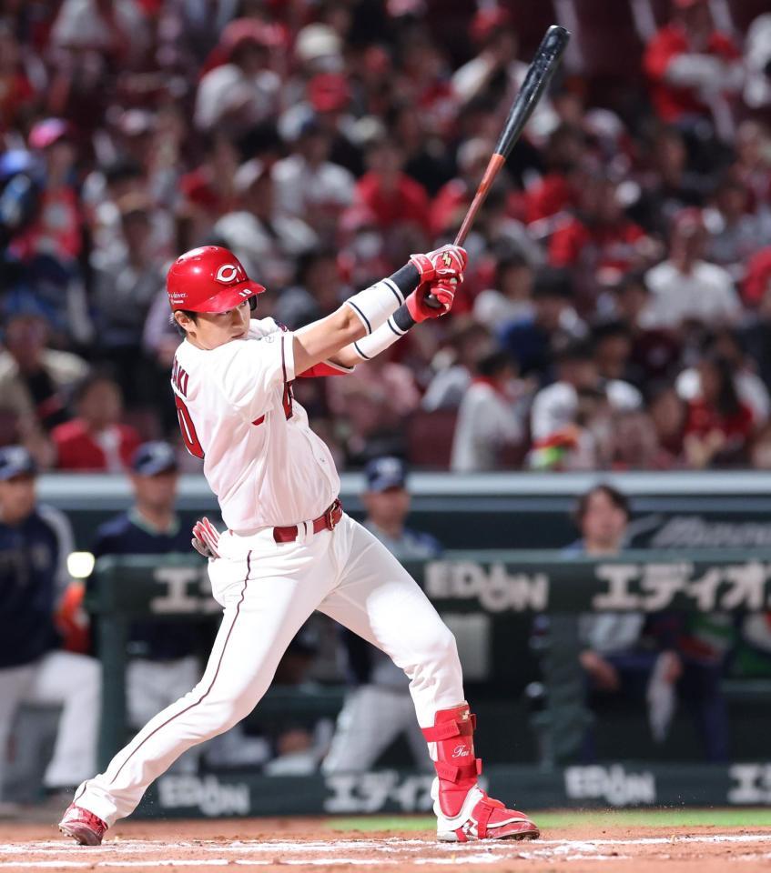 　６回、中前打を放つ佐々木（撮影・市尻達拡）