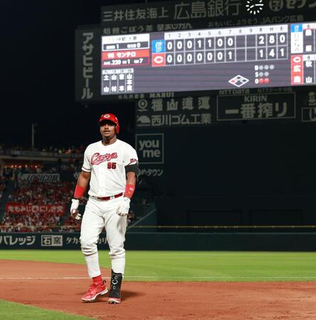 　７回無死満塁で二ゴロ併殺打に倒れるモンテロ（撮影・市尻達拡）