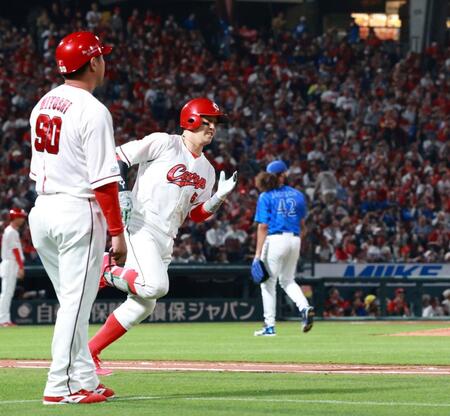 　６回、左飛に倒れる小園（撮影・市尻達拡）