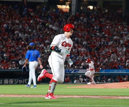 　６回、左飛に倒れる小園（撮影・市尻達拡）