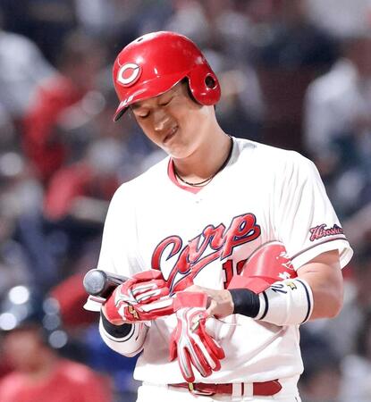 ７回、空振り三振に倒れ、悔しそうな表情を見せる佐々木（撮影・市尻達拡）