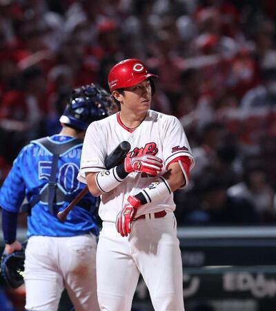 　７回、空振り三振に倒れ、悔しそうな表情を見せる佐々木（撮影・市尻達拡）