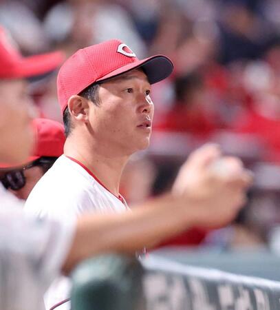 ７回、スコアボードを見つめる新井監督（撮影・市尻達拡）