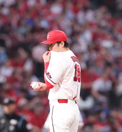 　４回、ピンチを招き、汗をぬぐう森下（撮影・市尻達拡）