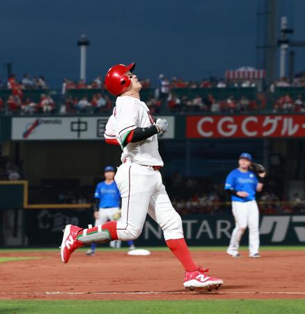 　４回、二ゴロに倒れ、天を仰ぐ小園（撮影・市尻達拡）