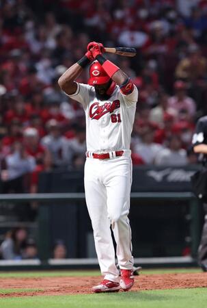 　４回、捕邪飛に倒れ、うつむくファビアン（撮影・市尻達拡）