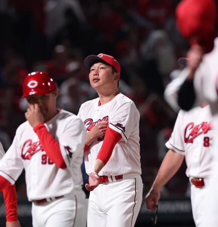 　敗戦後、ファンへのあいさつを終え、ベンチに引き上げる新井監督（撮影・市尻達拡）