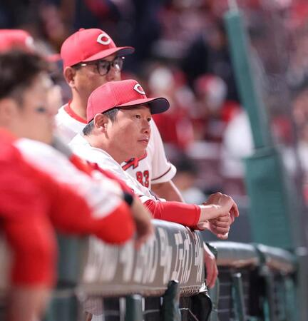 　本拠地で競り負け、スコアボードを見つめる新井監督（撮影・市尻達拡）