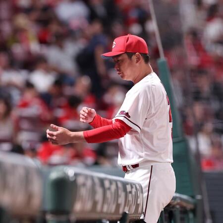 　８回、選手交代を告げ、ベンチに戻る新井監督（撮影・市尻達拡）