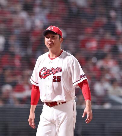 　６回の攻撃を終え、選手交代を告げる新井監督（撮影・市尻達拡）