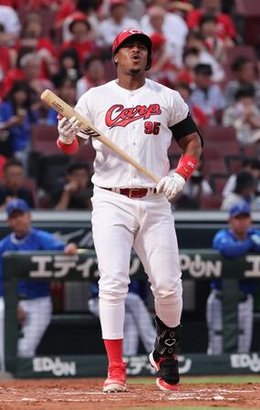 　２回、見逃し三振に倒れ、表情をくもらせるモンテロ（撮影・市尻達拡）