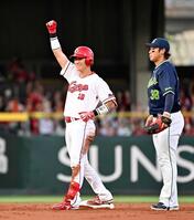 　２回、プロ初安打となる二塁打を放ち、ガッツポーズする佐々木（左）