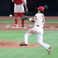 　４回、北村拓の打球をさばき、三ゴロとする佐々木（撮影・市尻達拡）