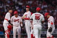 　４回、先制点を奪われ、森下を中心にマウンドに集まる広島ナイン（撮影・市尻達拡）