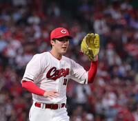 　３回、京田の一ゴロで、マウンドを駆け降りる森下（撮影・市尻達拡）