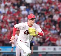 　３回、京田の一ゴロで、マウンドを駆け降りる森下（撮影・市尻達拡）