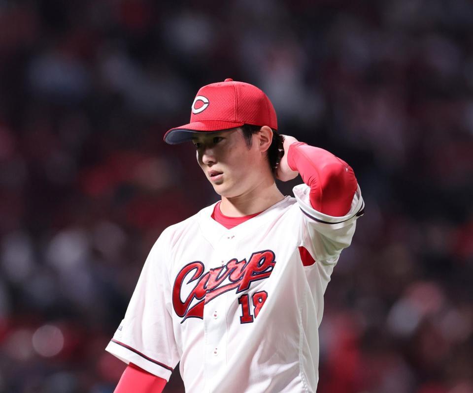 　５回、２点目を失い、ベンチに戻る森下（撮影・市尻達拡）