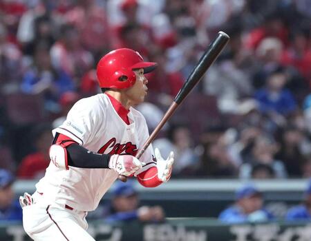 　４回、中前打を放つ秋山（撮影・市尻達拡）